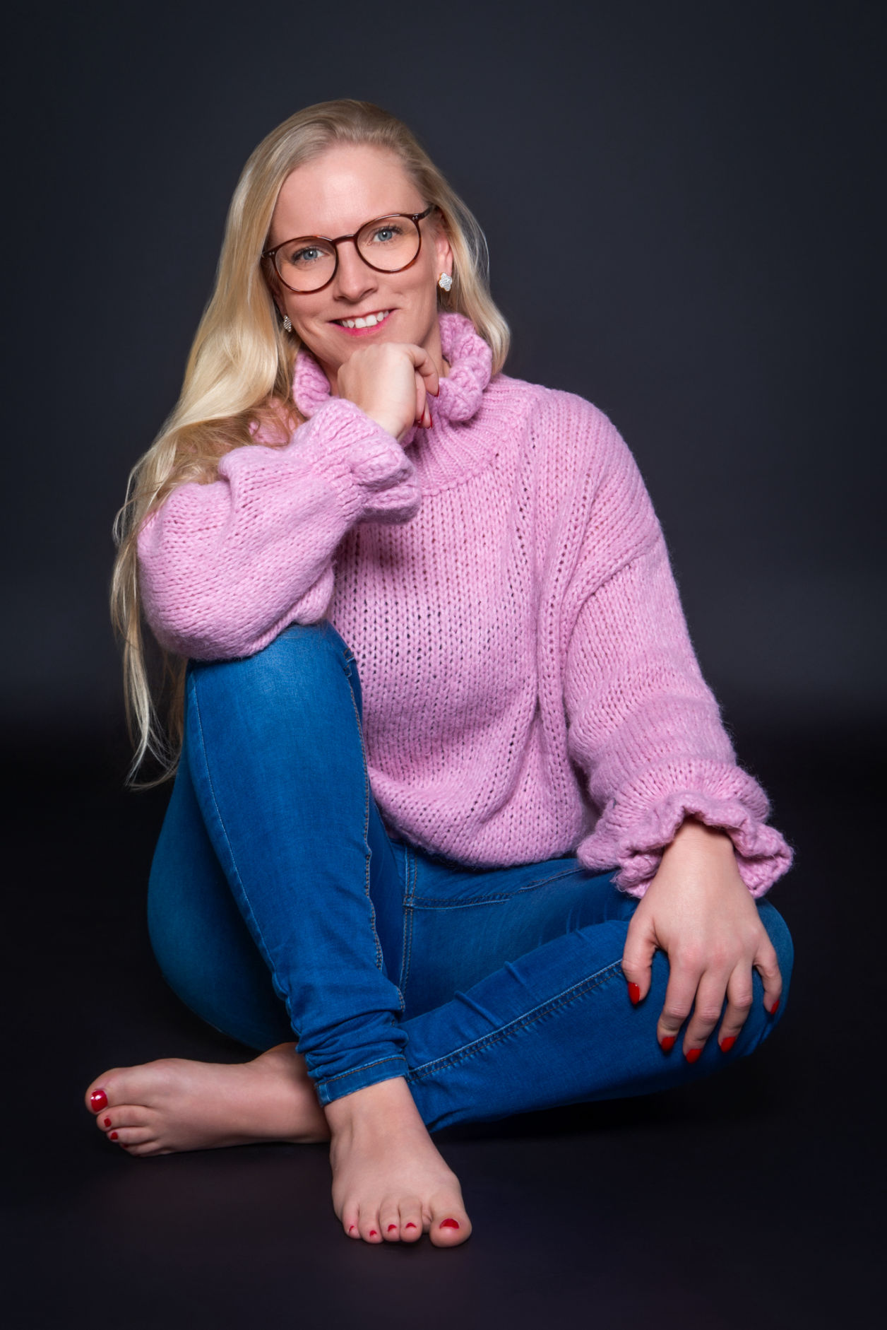 Beautyshooting mit Sandra - Jeans Pullover barfuss - Portrait Fotograf aus Geldern