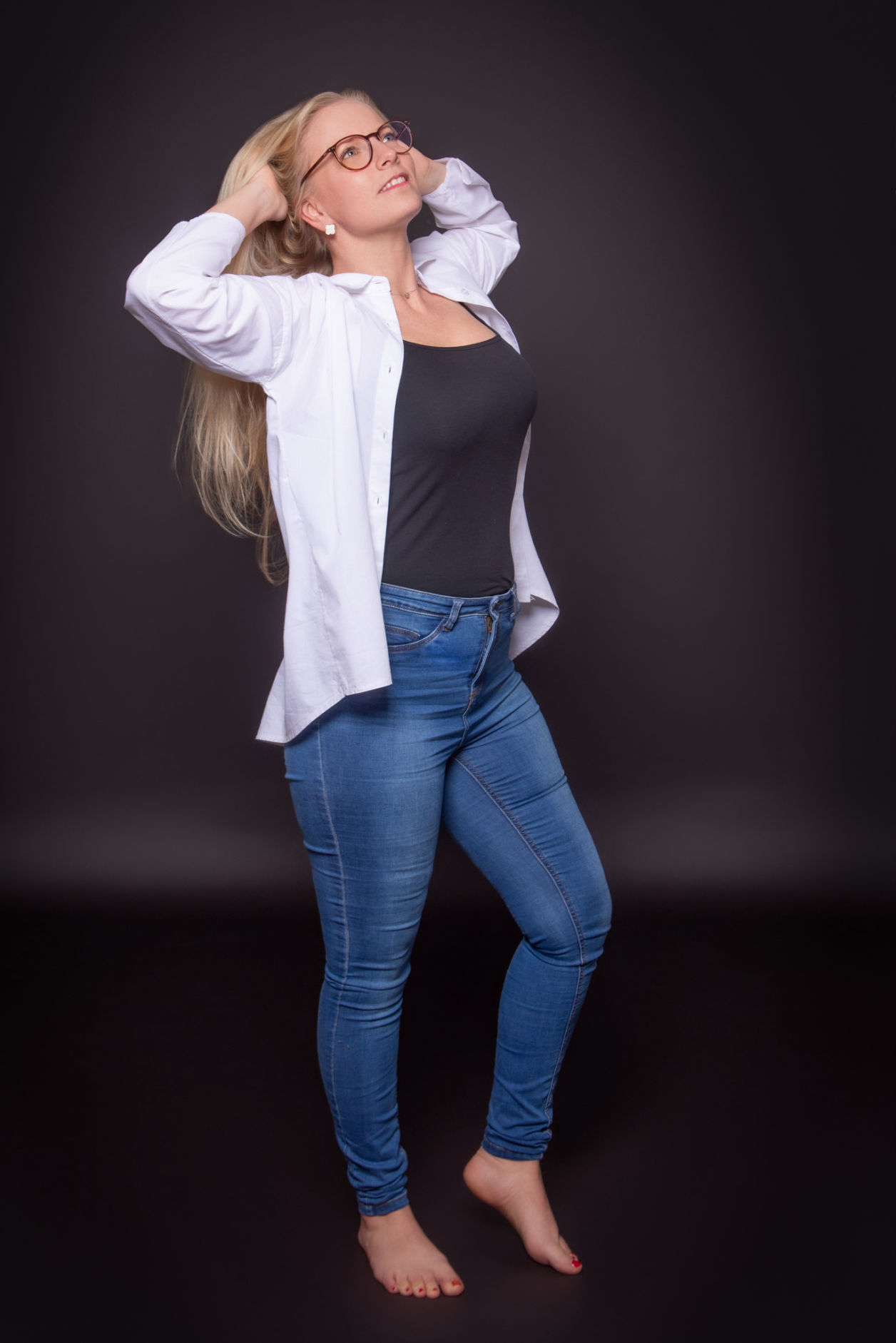 Beautyshooting mit Sandra in weisser Bluse mit Jeans und schwartzem Body barfuss  - Portrait Fotograf aus Geldern