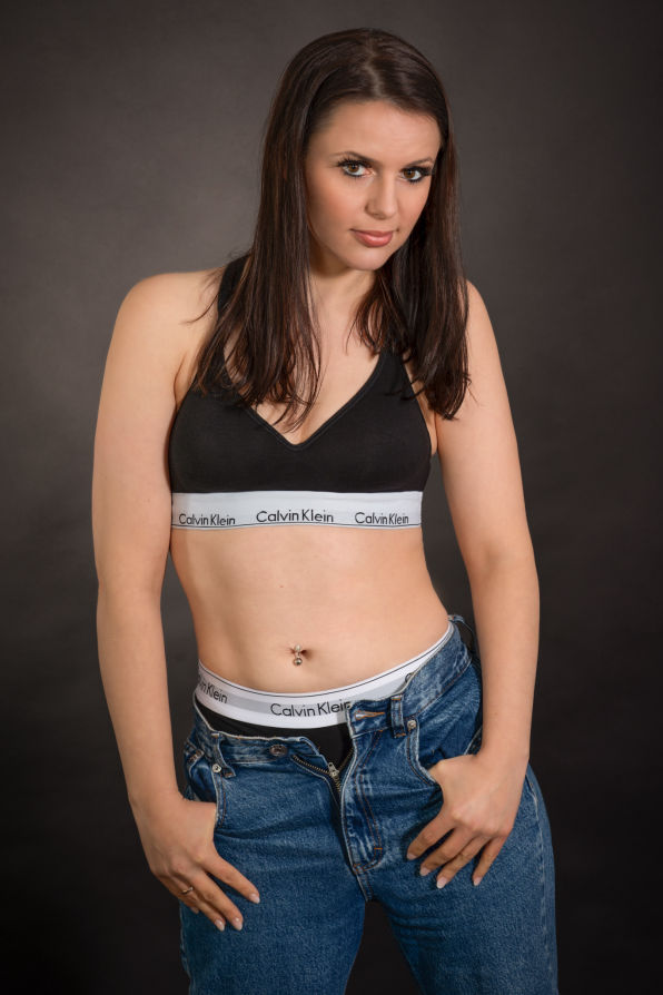 Sensual-Portrait-im-Fotostudio-mit-weißer-Bluse-jeans-barfuss